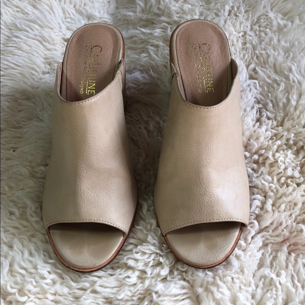 Peep toed clunky heel mules